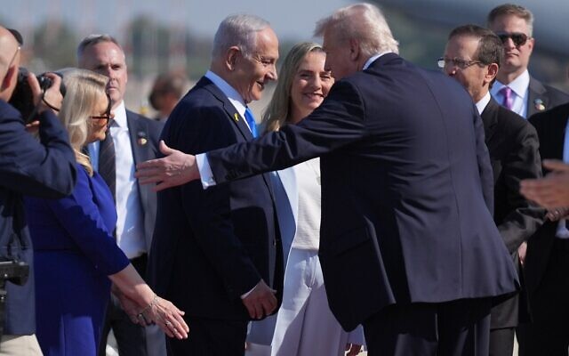 Le président Donald Trump fait un geste à Sara Netanyahu alors qu'il salue le Premier ministre israélien Benjamin Netanyahu, le président israélien Isaac Herzog et son épouse Michal à l'aéroport international Ben Gourion, près de Tel Aviv, le 13 octobre 2025. (Crédit : AP Photo/Evan Vucci)