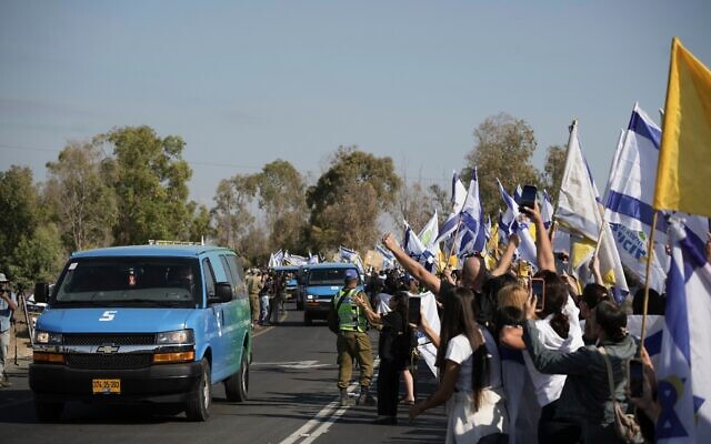 Les gens réagissent à l'arrivée d'un convoi transportant les otages libérés de la bande de Gaza à une base militaire près de Reim, le 13 octobre 2025. (Crédit : AP Photo/Leo Correa) Les gens réagissent à l'arrivée d'un convoi transportant les otages libérés de la bande de Gaza à une base militaire près de Reim, le 13 octobre 2025. (Crédit : AP Photo/Leo Correa)