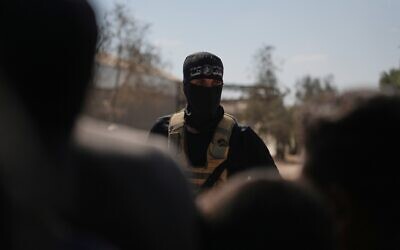 Un homme armé masqué du Hamas à Khan Younis, dans le sud de la bande de Gaza, avant de remettre les otages israéliens à la Croix-Rouge, le 13 octobre 2025. (Crédit : AP Photo/Abdel Kareem Hana)