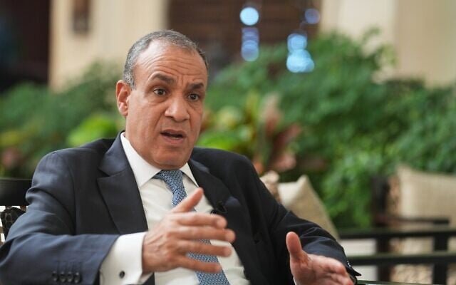 Le ministre égyptien des Affaires étrangères, Badr Abdelatty, s'exprimant lors d'une interview, à Charm el-Cheikh, en Égypte, le 13 octobre 2025. (Crédit : Amr Nabil/AP)