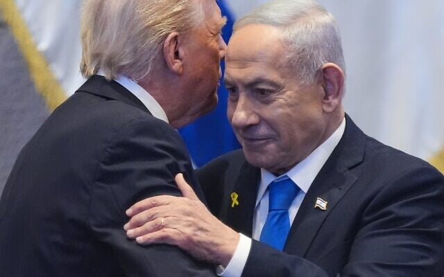 Le président américain Donald Trump s'entretenant avec le Premier ministre israélien Benjamin Netanyahu, à la Knesset, le 13 octobre 2025. (Crédit : Evan Vucci/AP Photo/Pool)