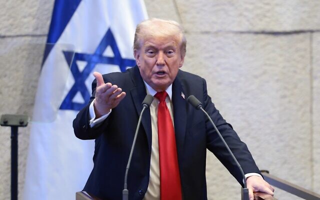 Le président américain Donald Trump s'exprimant devant la Knesset, à Jérusalem, le 13 octobre 2025. (Crédit : Evelyn Hockstein/Pool via AP)