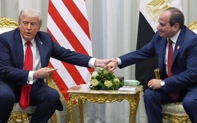 Le président américain Donald Trump rencontre le président égyptien Abdel-Fattah el-Sissi lors d'un sommet visant à soutenir la fin de la guerre entre Israël et le Hamas à Gaza, qui dure depuis plus de deux ans, après la conclusion d'un accord de cessez-le-feu décisif, le lundi 13 octobre 2025, à Charm el-Cheikh, en Égypte. (Crédit : AP Photo/Evan Vucci)