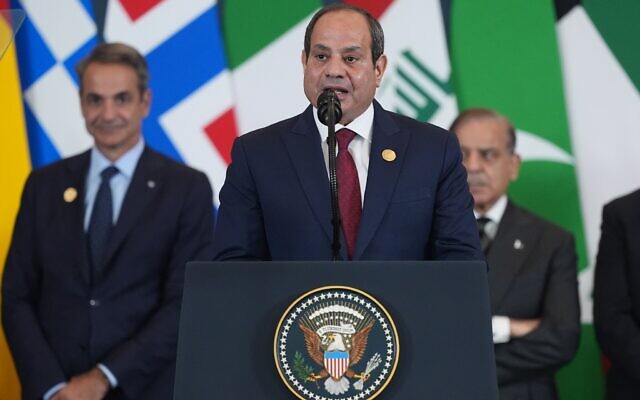 Le président égyptien Abdel-Fattah el-Sissi s'exprime lors d'un sommet en faveur de la fin de la guerre entre Israël et le Hamas à Gaza, qui dure depuis plus de deux ans, après la conclusion d'un accord de cessez-le-feu décisif, le lundi 13 octobre 2025, à Charm el-Cheikh, en Égypte. (Crédit : AP Photo/Evan Vucci)