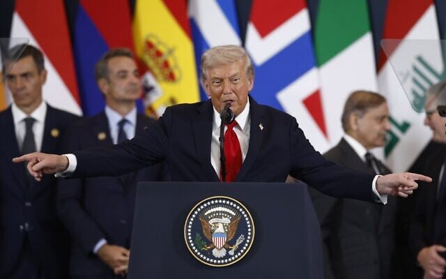 Le président Donald Trump prononçant un discours lors du Sommet international pour la paix à Gaza, à Charm el-Cheikh, en Égypte, le 13 octobre 2025. (Crédit : Yoan Valat, photo Pool via AP) Le président Donald Trump prononçant un discours lors du Sommet international pour la paix à Gaza, à Charm el-Cheikh, en Égypte, le 13 octobre 2025. (Crédit : Yoan Valat, photo Pool via AP)