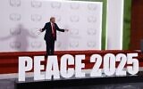 Le président américain Donald Trump lors du Sommet international pour la paix à Gaza, à Charm el-Cheikh, en Égypte, le 13 octobre 2025. (Crédit : Yoan Valat, Pool via AP)