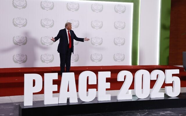 Le président américain Donald Trump lors du Sommet international pour la paix à Gaza, à Charm el-Cheikh, en Égypte, le 13 octobre 2025. (Crédit : Yoan Valat, Pool via AP)