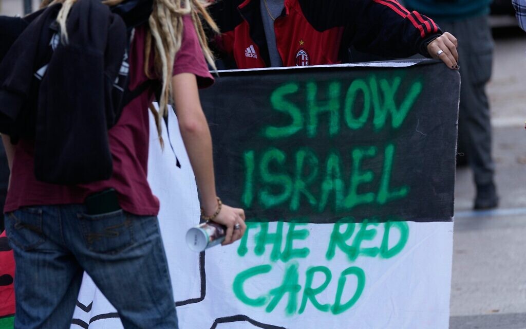 Des personnes manifestant contre la participation de l'équipe nationale israélienne au match de qualification pour la Coupe du monde de football 2026 contre l'Italie, qui se déroule à Udine, en Italie, le 14 octobre 2025. (Crédit : Luca Bruno/AP)