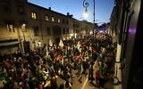 Des personnes participant à une manifestation anti-Israël avant le match de football de la Coupe du monde 2026 entre l'Italie et Israël, à Udine, en Italie, le 14 octobre 2025. (Crédit : Riccardo Modena/LaPresse via AP)