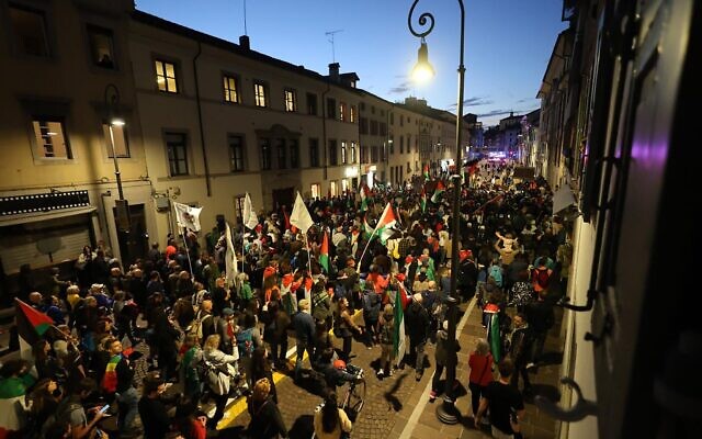 Des personnes participant à une manifestation anti-Israël avant le match de football de la Coupe du monde 2026 entre l'Italie et Israël, à Udine, en Italie, le 14 octobre 2025. (Crédit : Riccardo Modena/LaPresse via AP) Des personnes participant à une manifestation anti-Israël avant le match de football de la Coupe du monde 2026 entre l'Italie et Israël, à Udine, en Italie, le 14 octobre 2025. (Crédit : Riccardo Modena/LaPresse via AP)