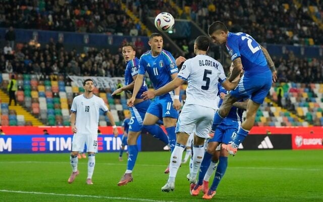 L'Italien Gianluca Mancini (à droite) marquant le troisième but de son équipe lors du match de qualification pour la Coupe du monde 2026 (le groupe I) entre l'Italie et Israël au stade Bluenergy d'Udine, en Italie, le 14 octobre 2025. (Crédit : Luca Bruno/AP)