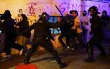 Affrontements entre la police et des manifestants lors d'une manifestation pro-palestinienne à Barcelone, en Espagne, le mercredi 15 octobre 2025. (Crédit : AP/Joan Mateu Parra)