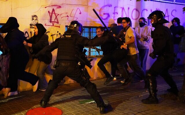 Affrontements entre la police et des manifestants lors d'une manifestation pro-palestinienne à Barcelone, en Espagne, le mercredi 15 octobre 2025. (Crédit : AP/Joan Mateu Parra) Affrontements entre la police et des manifestants lors d'une manifestation pro-palestinienne à Barcelone, en Espagne, le mercredi 15 octobre 2025. (Crédit : AP/Joan Mateu Parra)