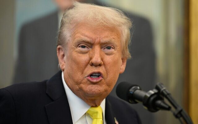 Le président américain Donald Trump s'exprime dans le Bureau ovale de la Maison Blanche, le 15 octobre 2025, à Washington. (Crédit : AP Photo/John McDonnell) Le président américain Donald Trump s'exprime dans le Bureau ovale de la Maison Blanche, le 15 octobre 2025, à Washington. (Crédit : AP Photo/John McDonnell)