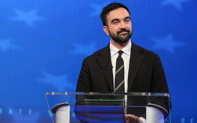 Le candidat démocrate anti-Israël, Zohran Mamdani, s'exprimant lors d'un débat municipal, à New York, le 16 octobre 2025. (Crédit : Angelina Katsanis/AP)