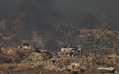 Des bâtiments détruits lors des combats entre Israël et le Hamas sont visibles dans le nord de la bande de Gaza au lever du soleil, depuis le sud d'Israël, le 17 octobre 2025. (Crédit : AP Photo/Leo Correa)