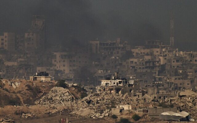 Des bâtiments détruits lors des combats entre Israël et le Hamas sont visibles dans le nord de la bande de Gaza au lever du soleil, depuis le sud d'Israël, le 17 octobre 2025. (Crédit : AP Photo/Leo Correa)