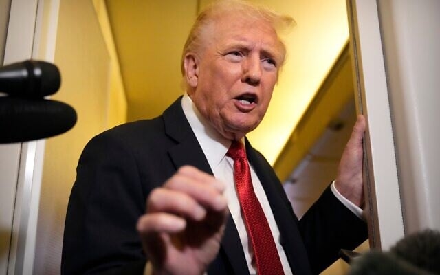 Le président américain Donald Trump s'adressant aux journalistes à bord de l'Air Force One, le 19 octobre 2025, en route vers la base militaire d'Andrews, dans le Maryland, alors qu'il rentrait d'un voyage en Floride. (Crédit : Mark Schiefelbein/AP) Le président américain Donald Trump s'adressant aux journalistes à bord de l'Air Force One, le 19 octobre 2025, en route vers la base militaire d'Andrews, dans le Maryland, alors qu'il rentrait d'un voyage en Floride. (Crédit : Mark Schiefelbein/AP)