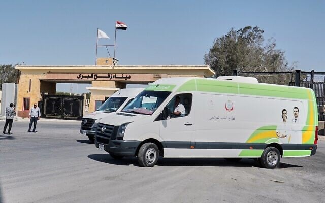 Des ambulances égyptiennes attendant l'arrivée éventuelle de Gazaouis à la porte égyptienne du passage frontalier de Rafah avec Gaza, à la suite de l'accord de cessez-le-feu conclu entre Israël et le Hamas, le 22 octobre 2025. (Crédit : Mohamed Arafat/AP Photo) Des ambulances égyptiennes attendant l'arrivée éventuelle de Gazaouis à la porte égyptienne du passage frontalier de Rafah avec Gaza, à la suite de l'accord de cessez-le-feu conclu entre Israël et le Hamas, le 22 octobre 2025. (Crédit : Mohamed Arafat/AP Photo)