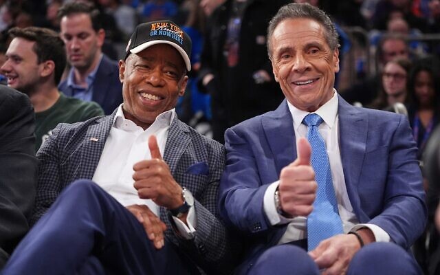 Le maire de New York, Eric Adams, à gauche, et l'ancien gouverneur de New York, Andrew Cuomo, à droite, posent lors d'un match de basket-ball de la NBA entre les New York Knicks et les Cleveland Cavaliers au Madison Square Garden à New York, le 22 octobre 2025. (Crédi : AP Photo/Frank Franklin II)