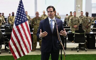 Le secrétaire d'État américain Marco Rubio s'adressant aux médias après avoir visité le Centre de coordination civilo-militaire, dans le sud d'Israël, le 24 octobre 2025. (Crédit : Fadel Senna/Pool Photo via AP)