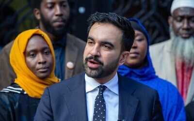 Le candidat démocrate à la mairie de New York, Zohran Mamdani, s'exprime au Centre culturel islamique de la mosquée du Bronx à New York, le vendredi 24 octobre 2025. (Crédit : Ted Shaffrey/AP)