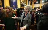 La candidate indépendante d'extrême gauche à la présidence, Catherine Connolly, arrivant au château de Dublin pour le dépouillement des votes de l'élection présidentielle irlandaise visant à remplacer Michael Higgins, qui a accompli les deux mandats maximums de sept ans, le 25 octobre 2025. (Crédit : Niall Carson/PA via AP)