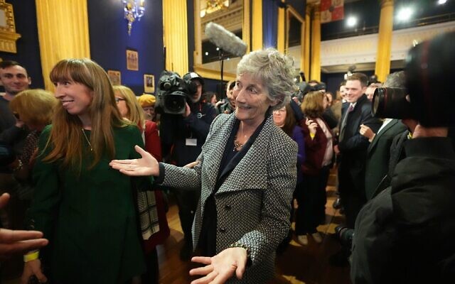 La candidate indépendante d'extrême gauche à la présidence, Catherine Connolly, arrivant au château de Dublin pour le dépouillement des votes de l'élection présidentielle irlandaise visant à remplacer Michael Higgins, qui a accompli les deux mandats maximums de sept ans, le 25 octobre 2025. (Crédit : Niall Carson/PA via AP)
