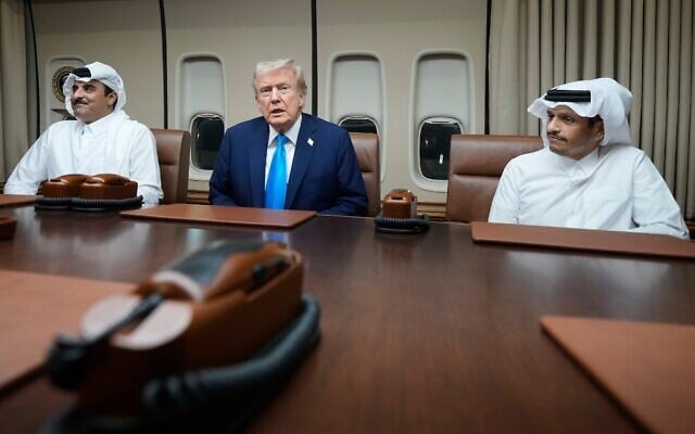 Le président Donald Trump (au centre) rencontrant l'émir du Qatar, cheikh Tamim ben Hamad al-Thani (à gauche), et le Premier ministre qatari et ministre des Affaires étrangères, Mohammed ben Abdulrahman ben Jassim al-Thani, à bord de l'Air Force One, sur la base aérienne d'al-Udeid, à Doha, au Qatar, le 25 octobre 2025. (Crédit : Mark Schiefelbein/AP)