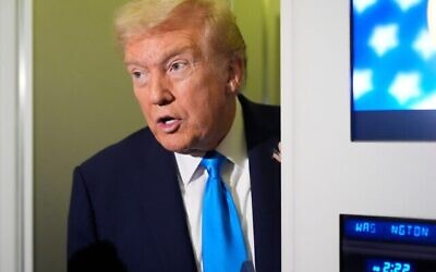 Le président américain Donald Trump s'adressant aux journalistes à bord de l'Air Force One, sur la base aérienne d'al-Udeid, à Doha, au Qatar, le 25 octobre 2025. (Crédit : Mark Schiefelbein/AP Photo)
