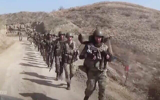 Photo d'Illustration : Des soldats azerbaïdjanais marchent en formation sur une route pendant un conflit militaire dans la région séparatiste du Haut-Karabakh, le 9 octobre 2020. (Crédit : Ministère de la Défense de l'Azerbaïdjan/AP)