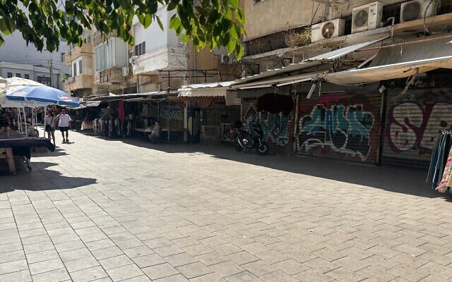 Le marché Bezalel, une zone commerciale en plein air, à Tel Aviv,  désert le matin du 13 octobre 2025. (Crédit : Sharon Wrobel/Times of Israel)