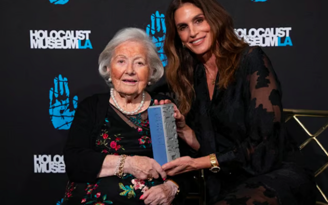 Ella Mandel, survivante de la Shoah, et Cindy Crawford, philanthrope, entrepreneuse et mannequin, reçoivent le Award of Courage lors du gala annuel du Holocaust Museum LA, à l'hôtel Beverly Wilshire, à Los Angeles, le 28 octobre 2025. (Crédit : Al Seib/Holocaust Museum LA)