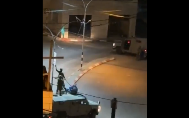 Des habitants de Nilin accrochent des drapeaux du Hamas dans les rues de cette ville de Cisjordanie, dans la nuit du 11 au 12 octobre 2025. (Capture d'écran/X) Des habitants de Nilin accrochent des drapeaux du Hamas dans les rues de cette ville de Cisjordanie, dans la nuit du 11 au 12 octobre 2025. (Capture d'écran/X)