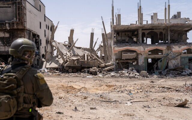 Un véhicule blindé M113 de l'armée israélienne, télécommandé et chargé d'explosifs, après avoir été détruit par une explosion dans le sud de Gaza, à Rafah, le 21 avril 2025. (Crédit : Emanuel Fabian/Times of Israel) Un véhicule blindé M113 de l'armée israélienne, télécommandé et chargé d'explosifs, après avoir été détruit par une explosion dans le sud de Gaza, à Rafah, le 21 avril 2025. (Crédit : Emanuel Fabian/Times of Israel)