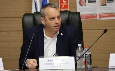 Le député Gilad Kariv lors d'une réunion de la commission de l’Immigration, de l’Intégration et des Affaires de la Diaspora de la Knesset, le 20 octobre 2025. (Crédit : Dani Shem-Tov/Bureau du porte-parole de la Knesset)