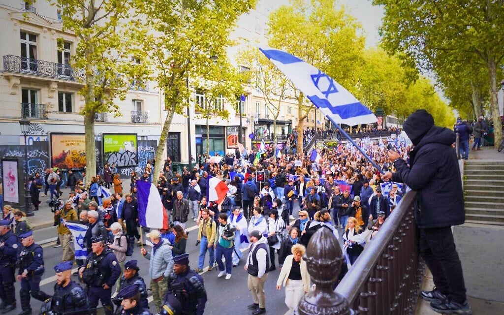 Selon les organisateurs, 10 000 personnes ont marché à Paris pour commémorer les attentats du 7 octobre et demander la libération des otages du Hamas. (Crédit : Jérémy Chicheportiche/ Times of Israel)
