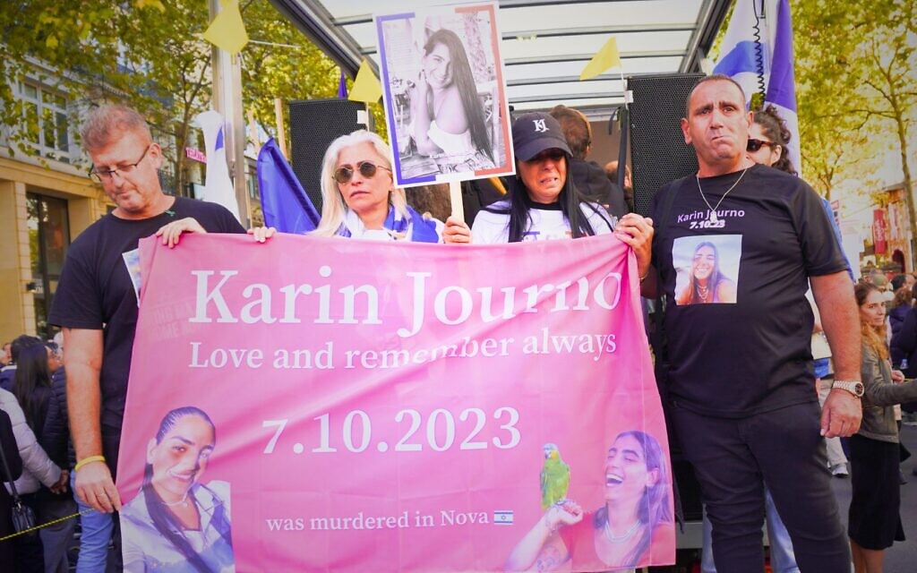 Doron Journo et sa femme Inbal affichent le visage de leur fille assassinée le 7 octobre. (Jérémy Chicheportiche / Times of Israël)