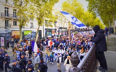 Selon les organisateurs, 10 000 personnes ont marché à Paris pour commémorer les attentats du 7 octobre et demander la libération des otages du Hamas. (Crédit : Jérémy Chicheportiche/ Times of Israel)
