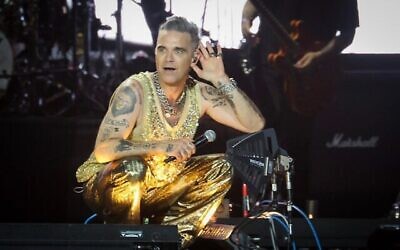 Robbie Williams lors d'un concert à Tel Aviv le 1er juin 2023. (Koko/Flash90)