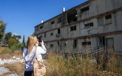Illustration : Un bâtiment touché par un missile tiré depuis le Liban, dans la ville de Kiryat Shmona, au nord du pays, le 20 novembre 2024. (Crédit : Ayal Margolin/Flash90)