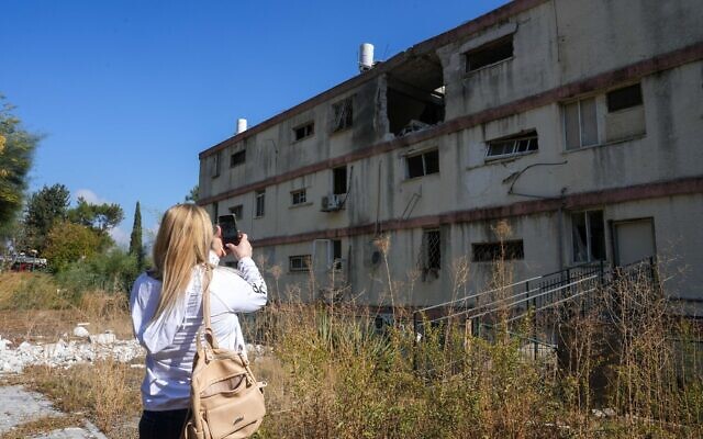 Illustration : Un bâtiment touché par un missile tiré depuis le Liban, dans la ville de Kiryat Shmona, au nord du pays, le 20 novembre 2024. (Crédit : Ayal Margolin/Flash90)