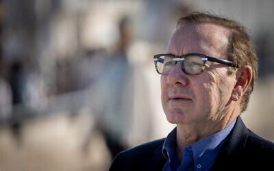 L'acteur américain Kevin Spacey, au mur Occidental, à Jérusalem, le 3 décembre 2024. (Crédit : Chaïm Goldberg/Flash 90)