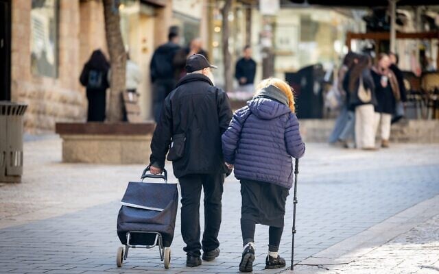 Illustration : Un couple de personnes âgées marchant dans le centre-ville de Jérusalem, le 27 février 2025. (Crédit : Nati Shohat/FLASH90)