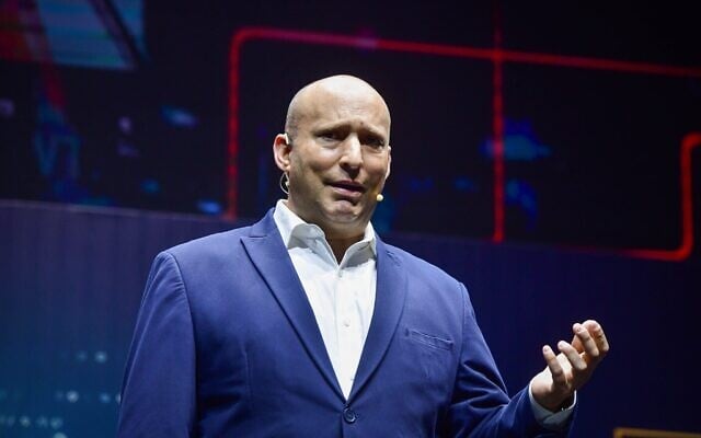 L'ancien Premier ministre Naftali Bennett s'exprimant lors d'une conférence sur les technologies, à Ness Ziona, le 5 mai 2025. (Crédit : Avshalom Sassoni/Flash90)
