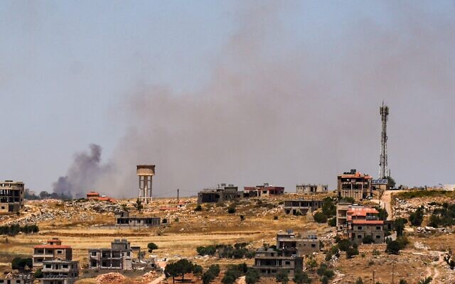 Illustration : De la fumée s'élève après une frappe aérienne israélienne à Blida, dans le sud du Liban, vue depuis le côté israélien de la frontière, le 25 mai 2025. (Crédit : Ayal Margolin/Flash90)