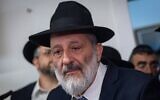 Le chef du parti Shas, Aryeh Deri, sur les lieux d'un incendie criminel présumé dans une synagogue, à Jérusalem, le 8 juin 2025. (Crédit : Yonatan Sindel/Flash90)
