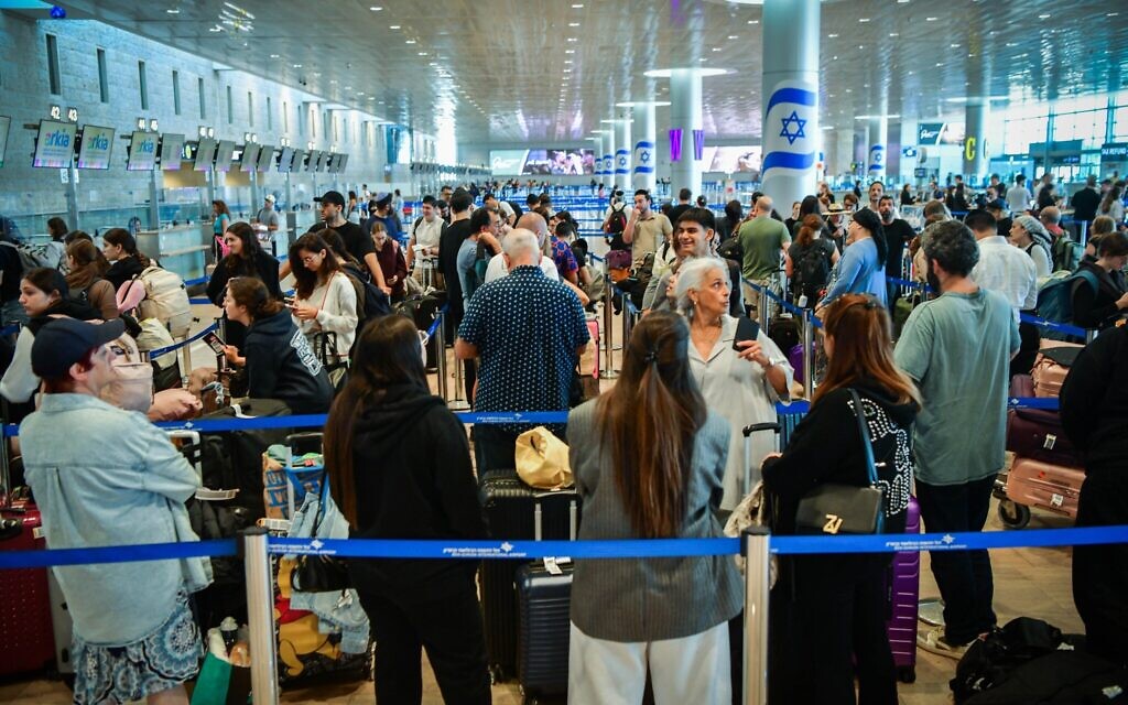 Illustration : Des voyageurs, à l'aéroport Ben Gurion près de Tel Aviv, le 25 juin 2025. (Crédit : Avshalom Sassoni/Flash90)