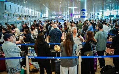 Illustration : Des voyageurs, à l'aéroport Ben Gurion près de Tel Aviv, le 25 juin 2025. (Crédit : Avshalom Sassoni/Flash90)