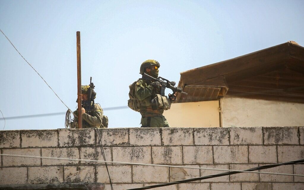 Des soldats israéliens en opération dans la ville de Jénine, en Cisjordanie, le 30 juin 2025. (Crédit : Nasser Ishtayeh/ Flash90) Des soldats israéliens en opération dans la ville de Jénine, en Cisjordanie, le 30 juin 2025. (Crédit : Nasser Ishtayeh/ Flash90)